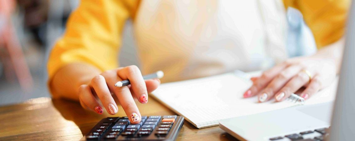 close-up-on-finger-hand-press-on-calculator-for-computing (1)